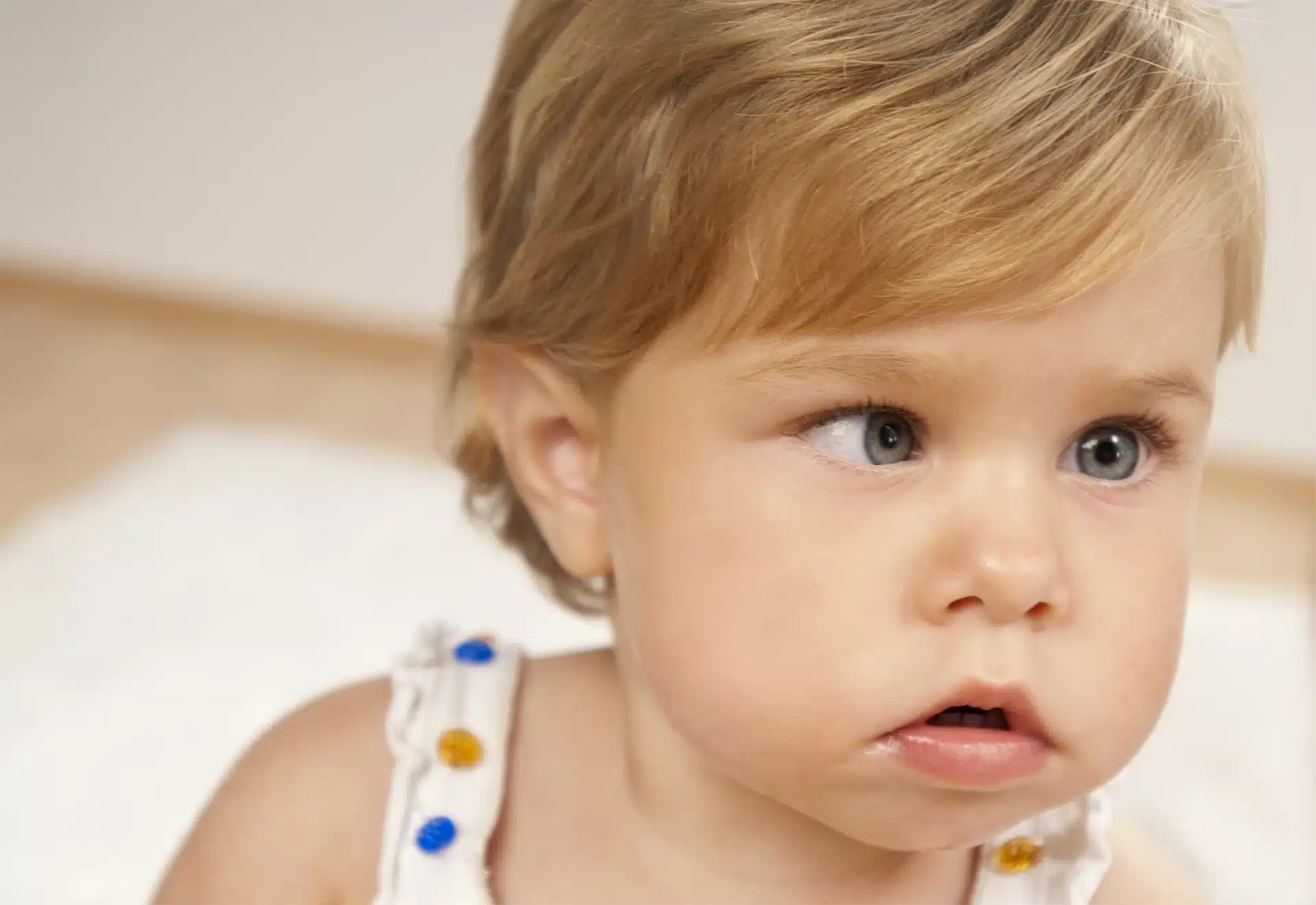 Estrabismo en la infancia Niña pequeña con ojos bizcos o estrabismo infantil