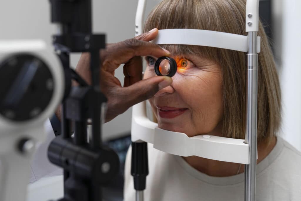 Examen diagnóstico para adultos mayores: mujer se realiza un control previo a realizarse una cirugía de Cataratas en San Juan