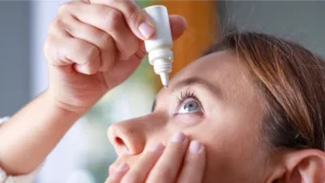 Ojo Seco en San Juan: primer plano de paciente aplicándose lágrimas artificiales para aliviar los síntomas de sequedad ocular.